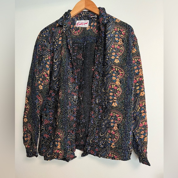 Tops - 🎄$5🎄 Paisley Print Button Down